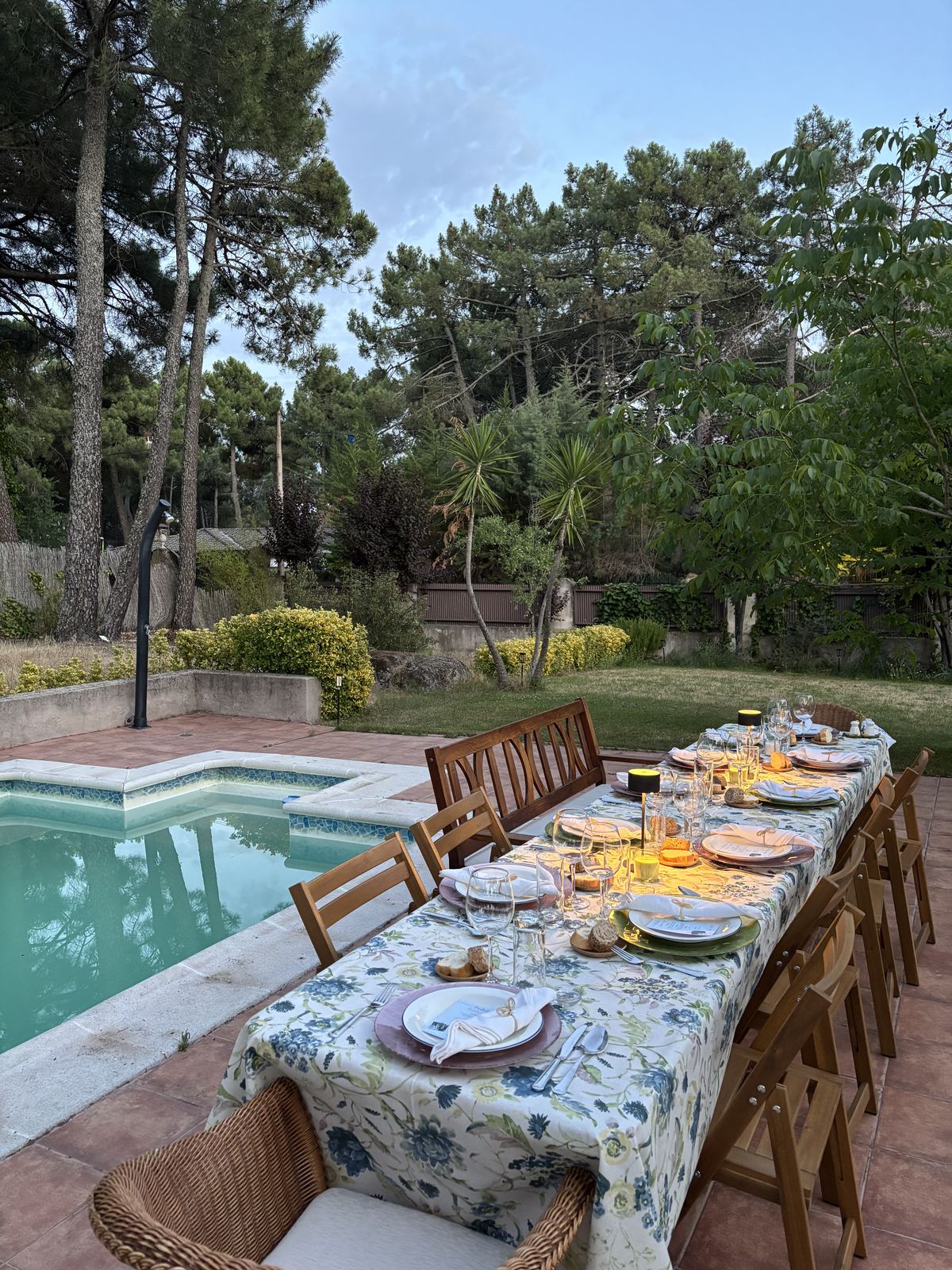 Mesa de menú cerrado al atardecer junto a la piscina