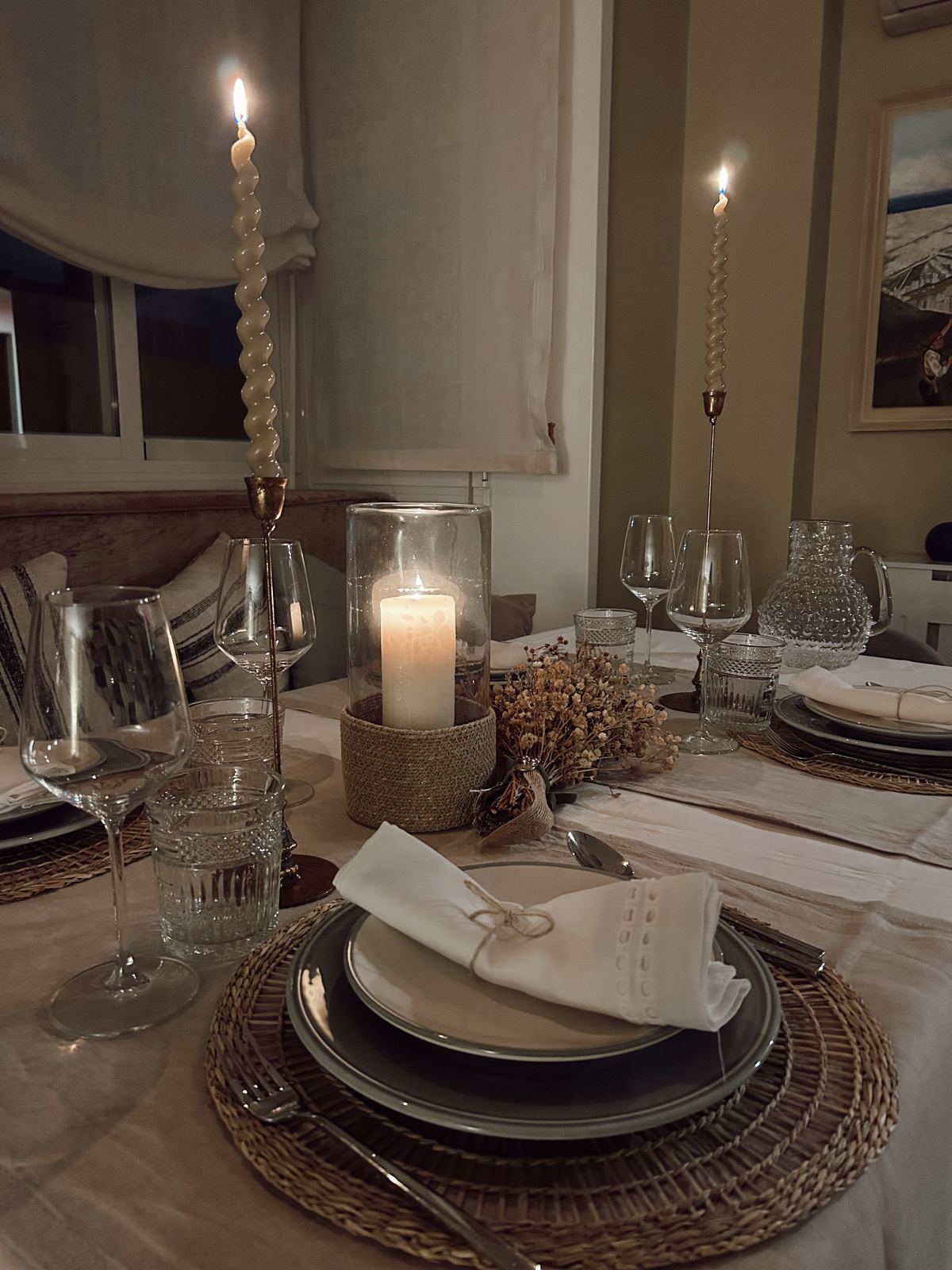 Mesa de menú cerrado con velas