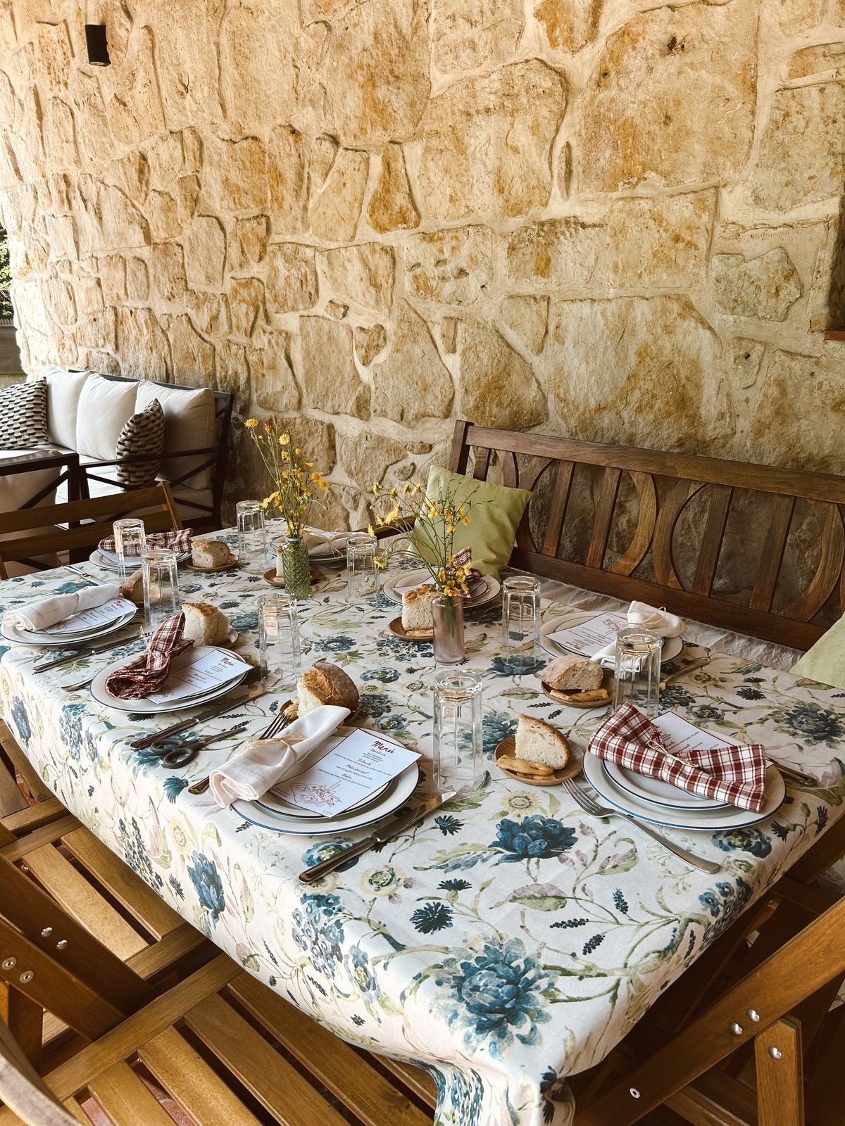 Mesa de menú cerrado con mantel de flores