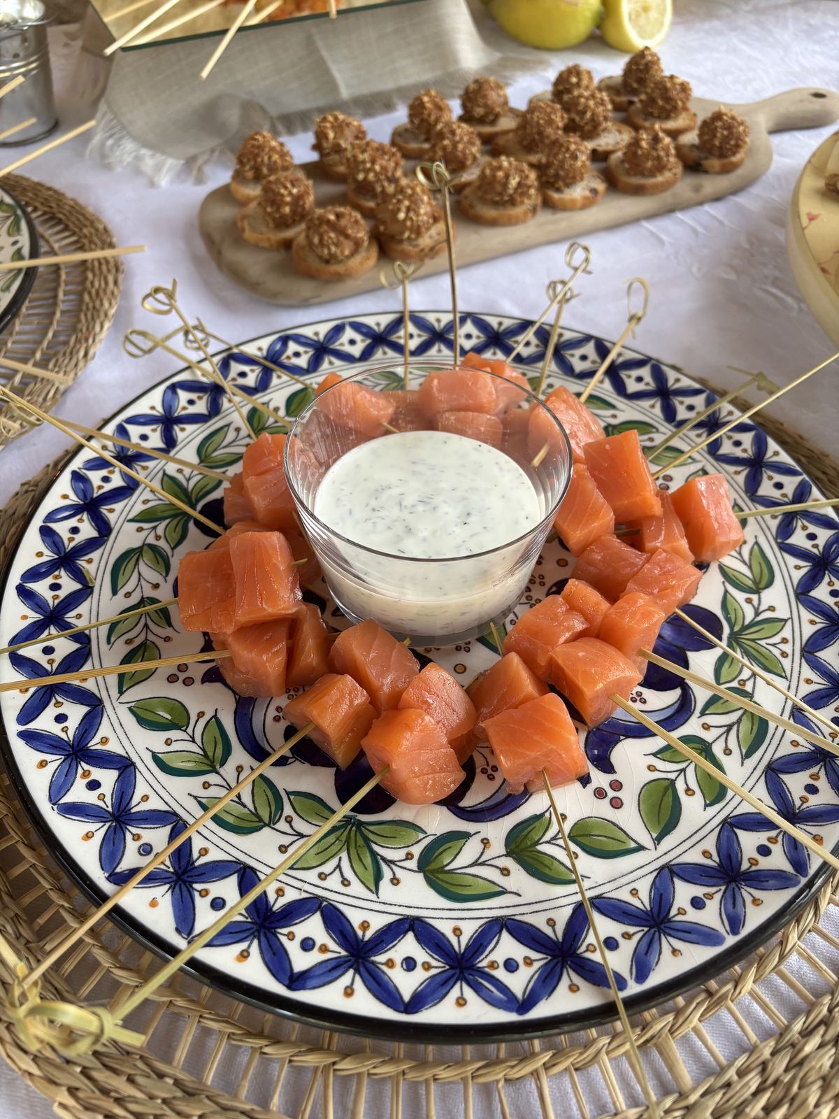Brochetas de salmón con salsa de yogur