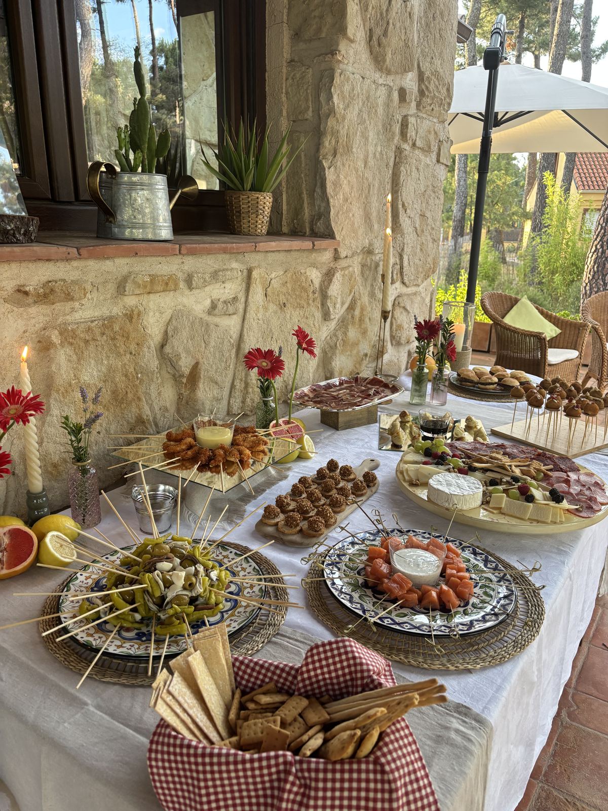 Mesa de cóctel al aire libre con gildas y tabla de quesos