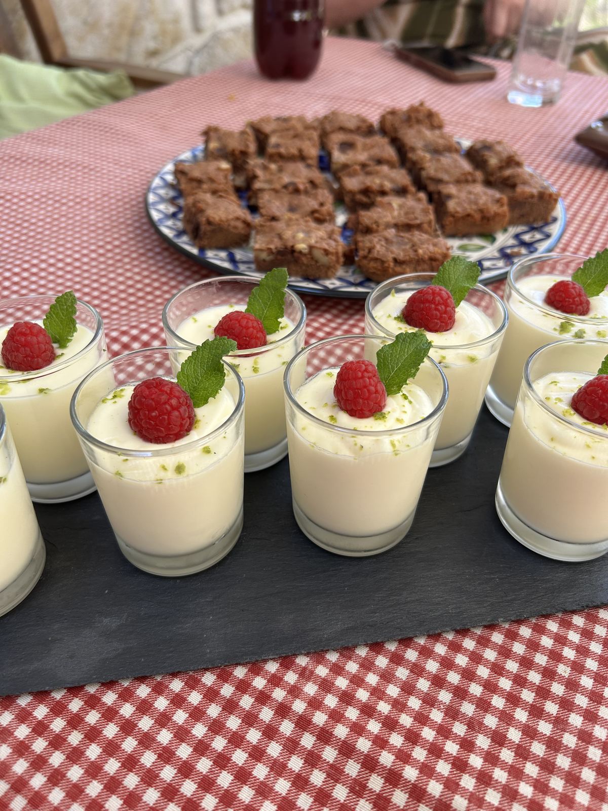 Verrines de crema con frambuesa y brownie